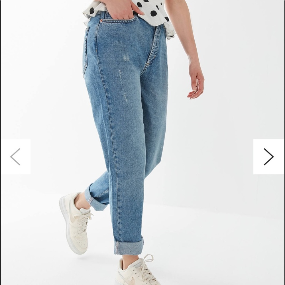 BDG High-Waisted Mom Jean – Light Wash.